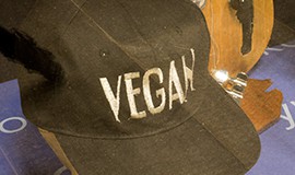 Foto av keps med texten "vegan". Finns att se i utställning på Västerbottens museum.