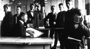 Fotografi på Maja Beskow och elever i klassrum