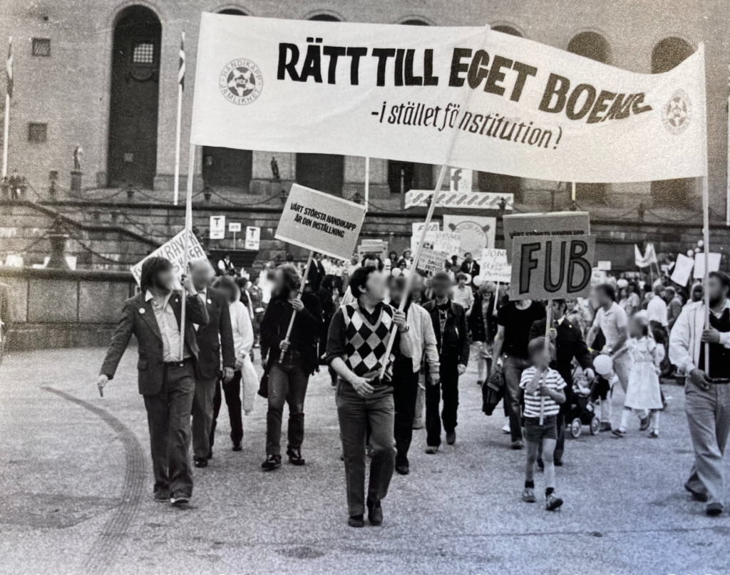 Demonstrationståg med parollen Rätt till eget boende.